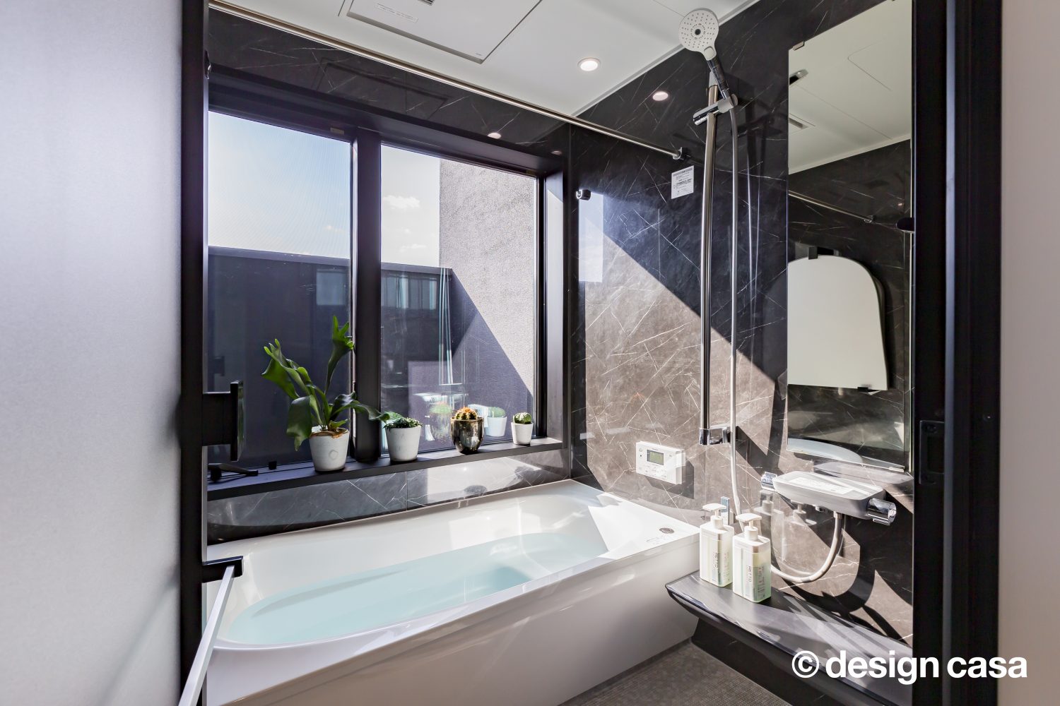 開放的なスカイバスを楽しむ家